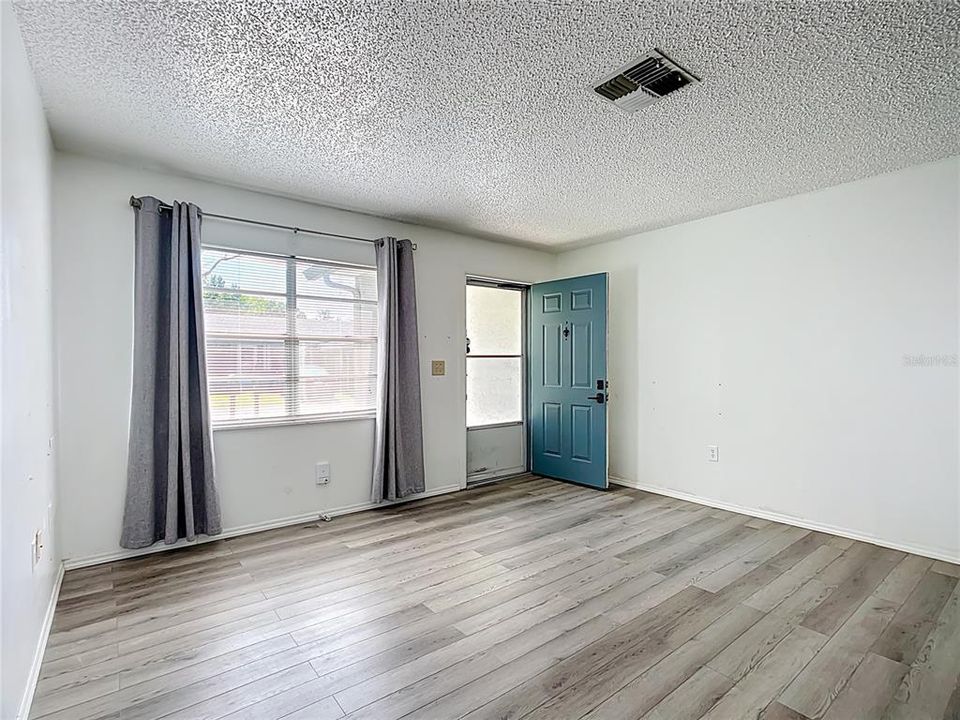 Active With Contract: $209,900 (2 beds, 2 baths, 985 Square Feet)