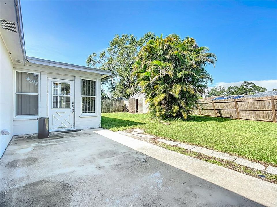 Active With Contract: $209,900 (2 beds, 2 baths, 985 Square Feet)