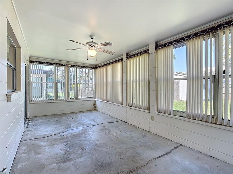 Active With Contract: $209,900 (2 beds, 2 baths, 985 Square Feet)