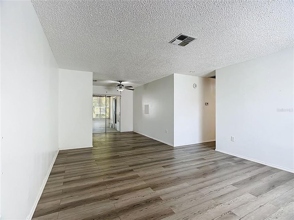 Active With Contract: $209,900 (2 beds, 2 baths, 985 Square Feet)
