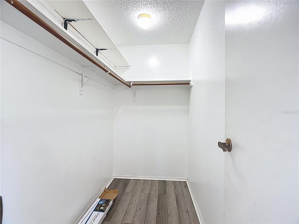 Active With Contract: $209,900 (2 beds, 2 baths, 985 Square Feet)