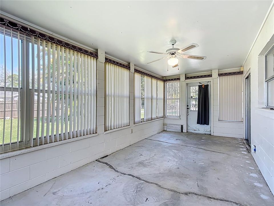 Active With Contract: $209,900 (2 beds, 2 baths, 985 Square Feet)