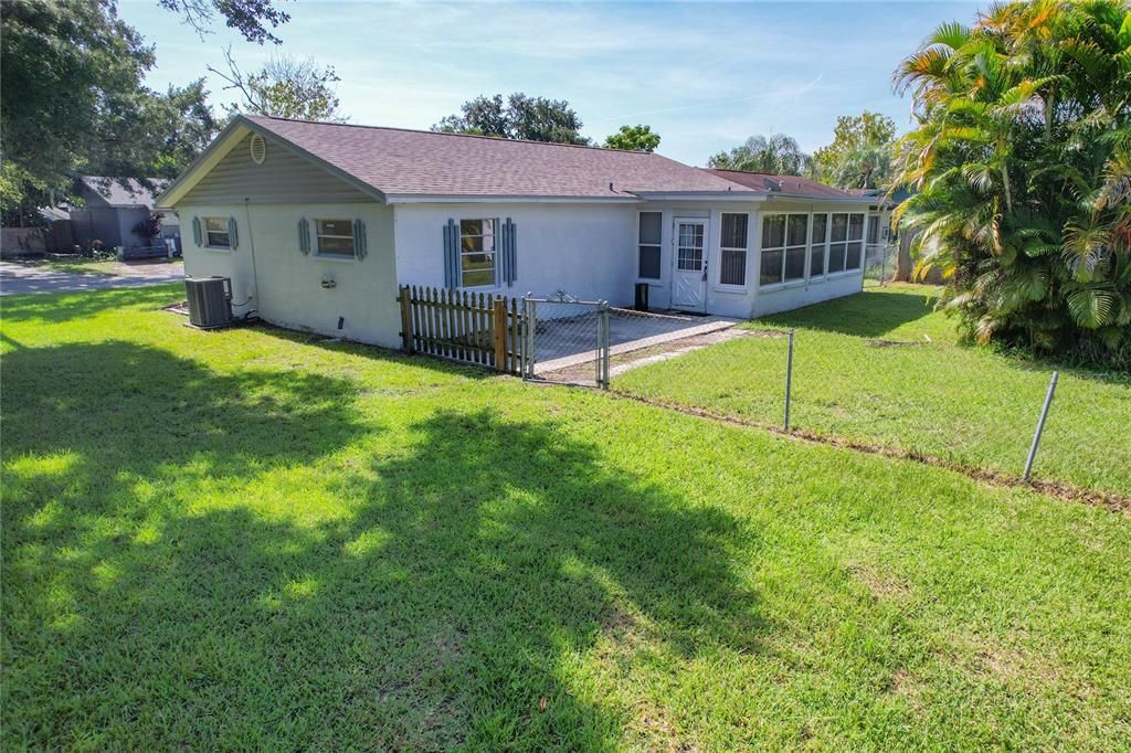 Active With Contract: $209,900 (2 beds, 2 baths, 985 Square Feet)