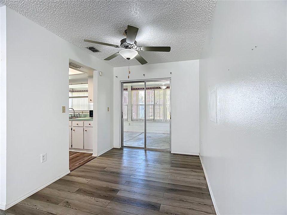 Active With Contract: $209,900 (2 beds, 2 baths, 985 Square Feet)