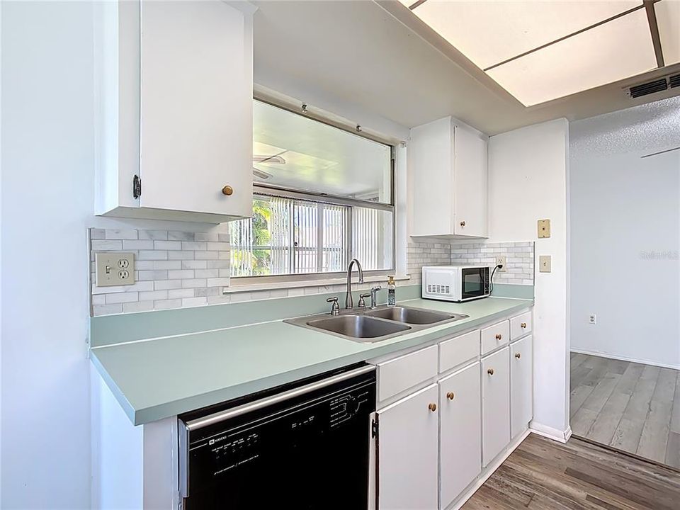 Active With Contract: $209,900 (2 beds, 2 baths, 985 Square Feet)