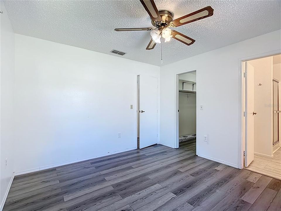 Active With Contract: $209,900 (2 beds, 2 baths, 985 Square Feet)