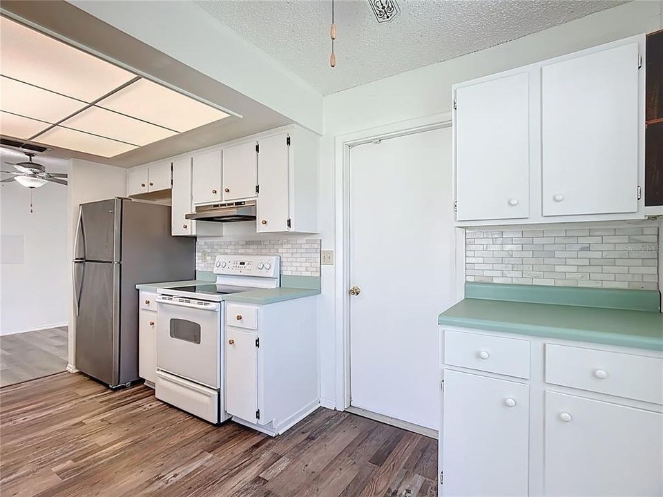 Active With Contract: $209,900 (2 beds, 2 baths, 985 Square Feet)