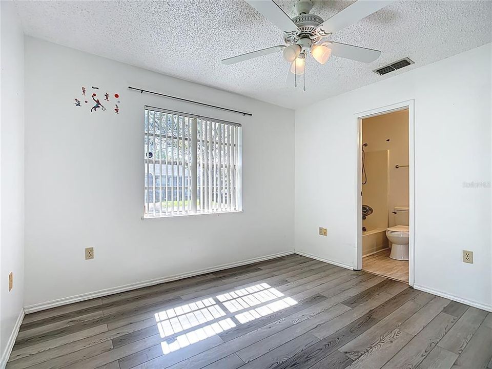 Active With Contract: $209,900 (2 beds, 2 baths, 985 Square Feet)
