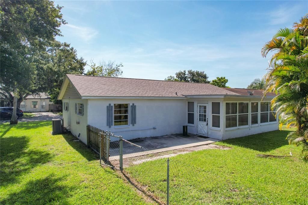 Active With Contract: $209,900 (2 beds, 2 baths, 985 Square Feet)