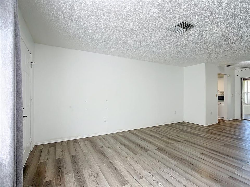 Active With Contract: $209,900 (2 beds, 2 baths, 985 Square Feet)