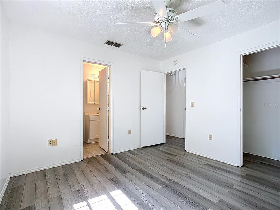 Active With Contract: $209,900 (2 beds, 2 baths, 985 Square Feet)