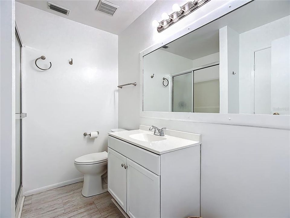 Active With Contract: $209,900 (2 beds, 2 baths, 985 Square Feet)
