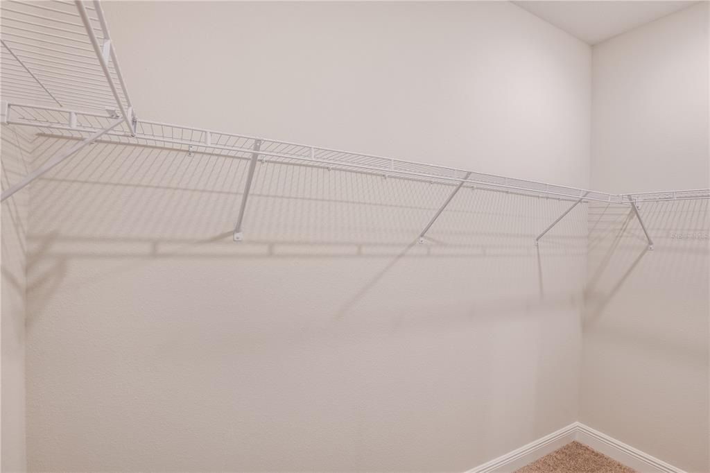 Activo con contrato: $429,990 (4 camas, 3 baños, 1985 Pies cuadrados)