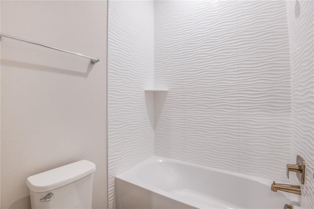 Activo con contrato: $429,990 (4 camas, 3 baños, 1985 Pies cuadrados)