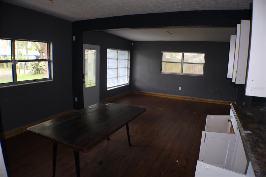 合同活跃: $199,000 (3 贝兹, 2 浴室, 1200 平方英尺)