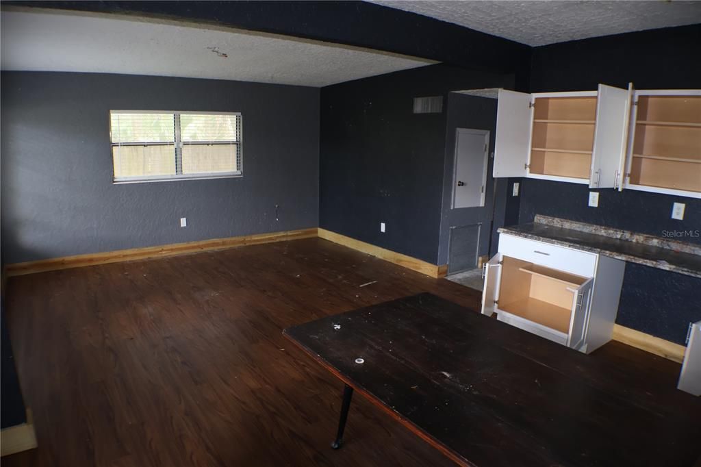 合同活跃: $199,000 (3 贝兹, 2 浴室, 1200 平方英尺)