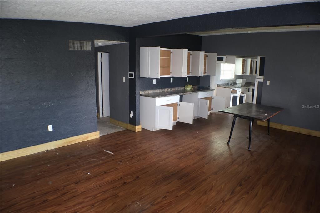 合同活跃: $199,000 (3 贝兹, 2 浴室, 1200 平方英尺)