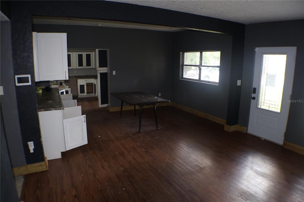 合同活跃: $199,000 (3 贝兹, 2 浴室, 1200 平方英尺)