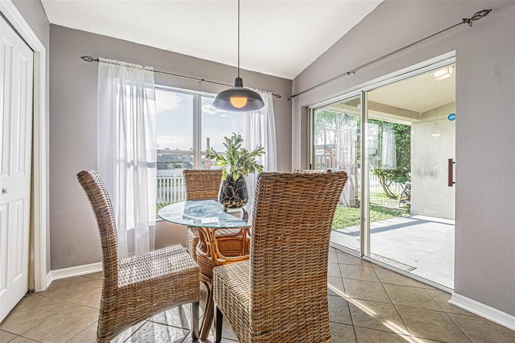 Под контрактом: $365,000 (4 спален, 2 ванн, 2034 Квадратных фут)