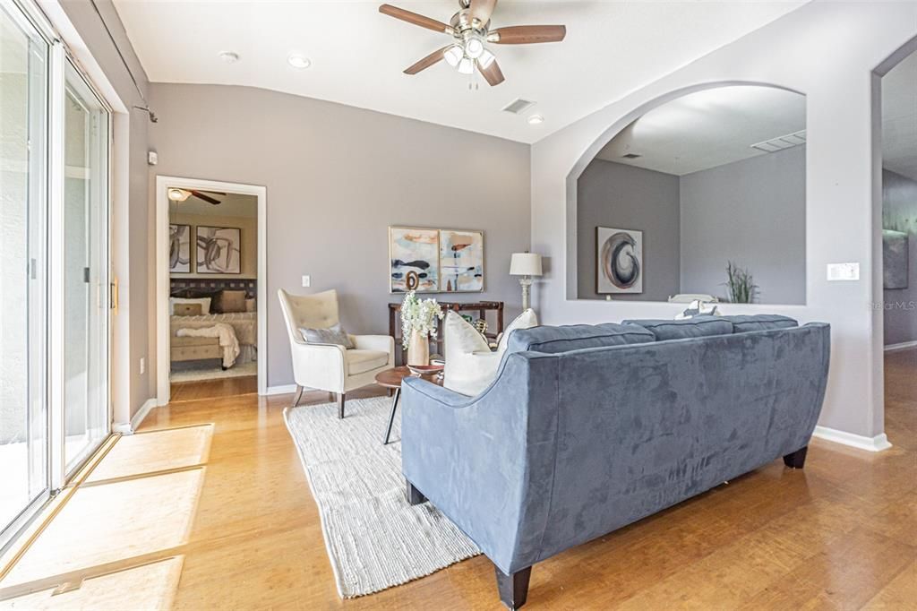 Под контрактом: $365,000 (4 спален, 2 ванн, 2034 Квадратных фут)