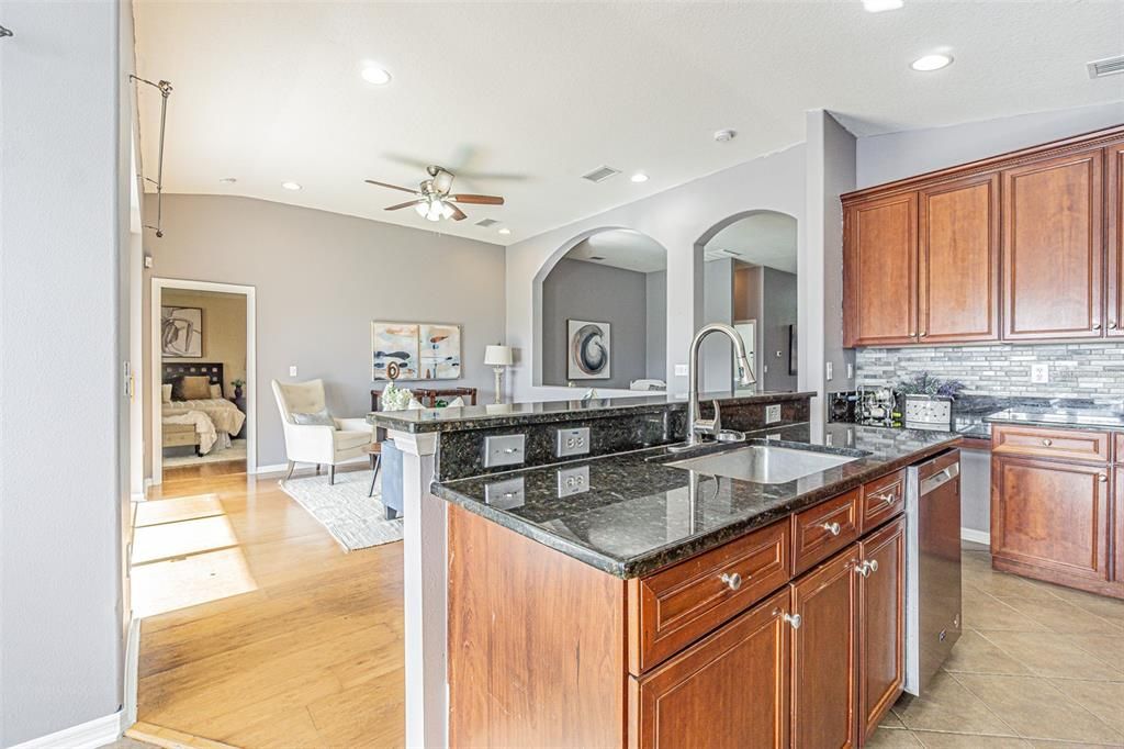 Под контрактом: $365,000 (4 спален, 2 ванн, 2034 Квадратных фут)