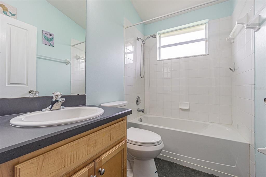 Под контрактом: $365,000 (4 спален, 2 ванн, 2034 Квадратных фут)