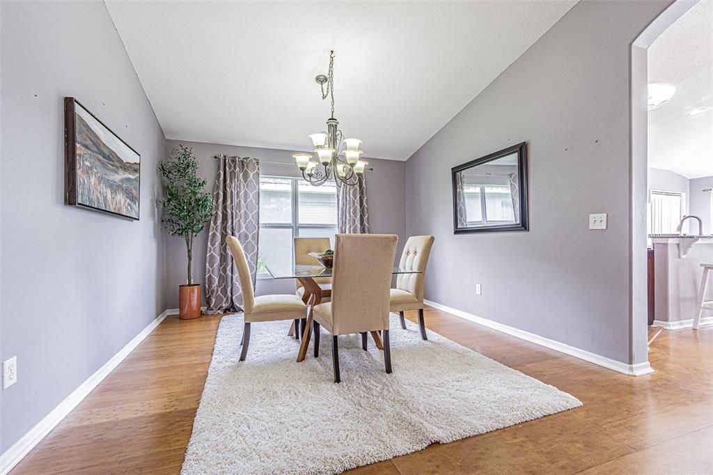 Под контрактом: $365,000 (4 спален, 2 ванн, 2034 Квадратных фут)