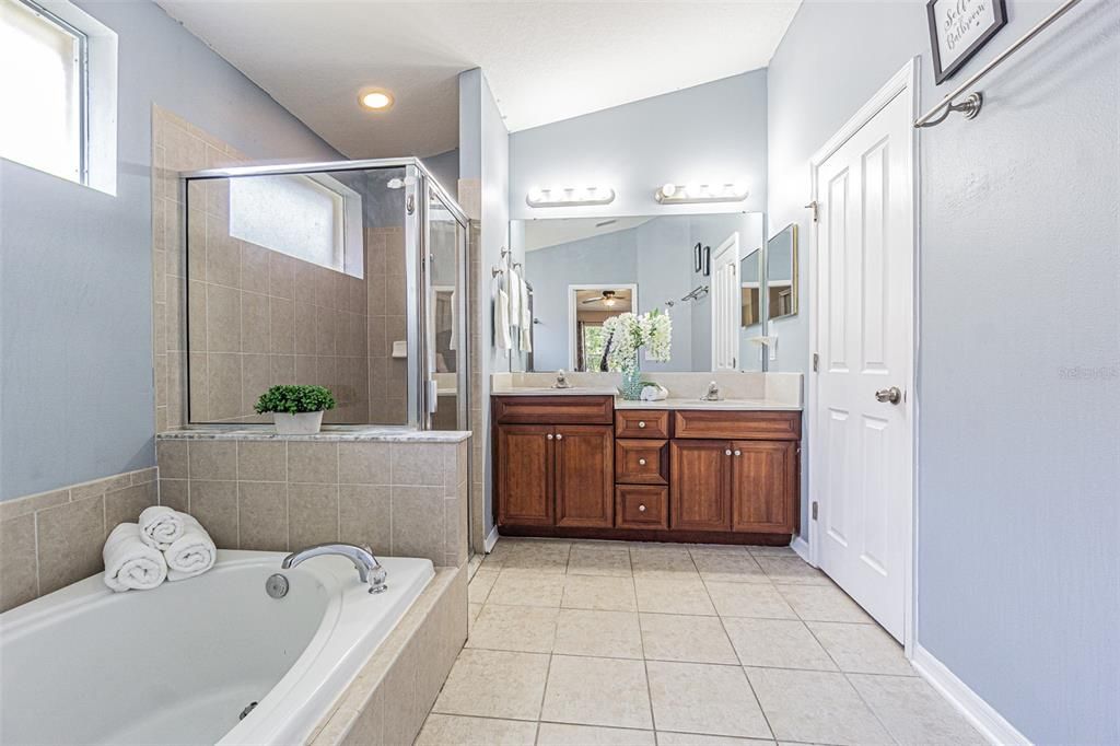 Под контрактом: $365,000 (4 спален, 2 ванн, 2034 Квадратных фут)