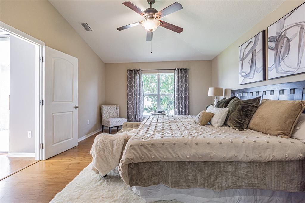 Под контрактом: $365,000 (4 спален, 2 ванн, 2034 Квадратных фут)