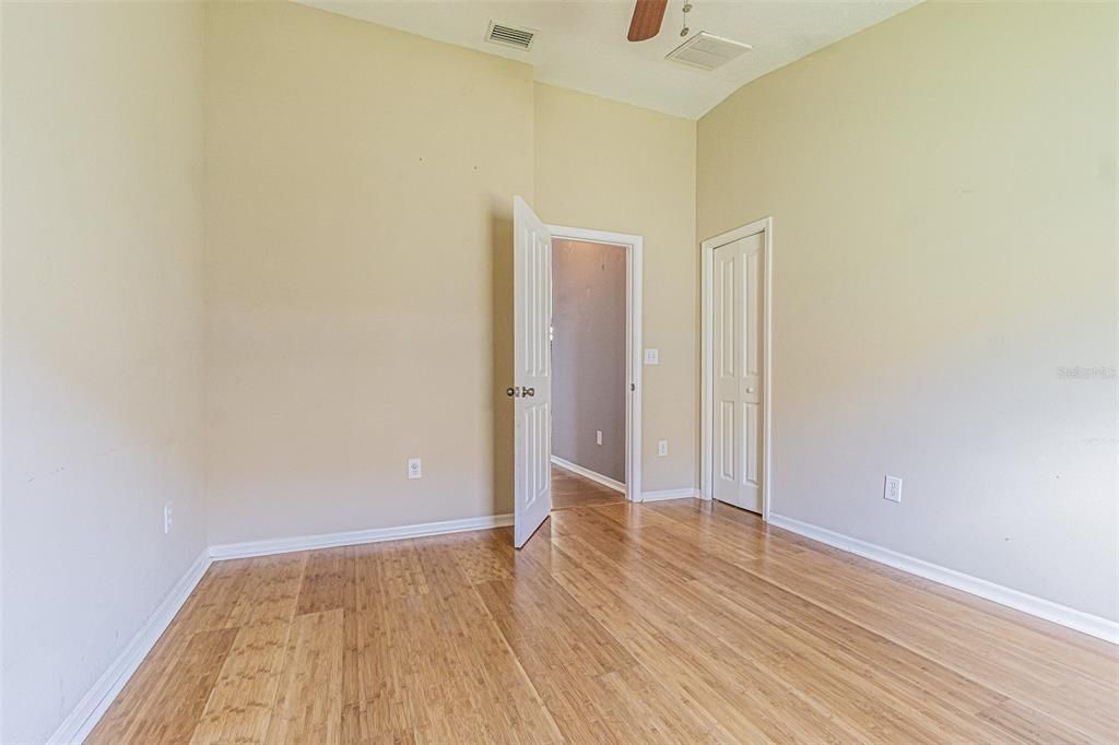 Под контрактом: $365,000 (4 спален, 2 ванн, 2034 Квадратных фут)