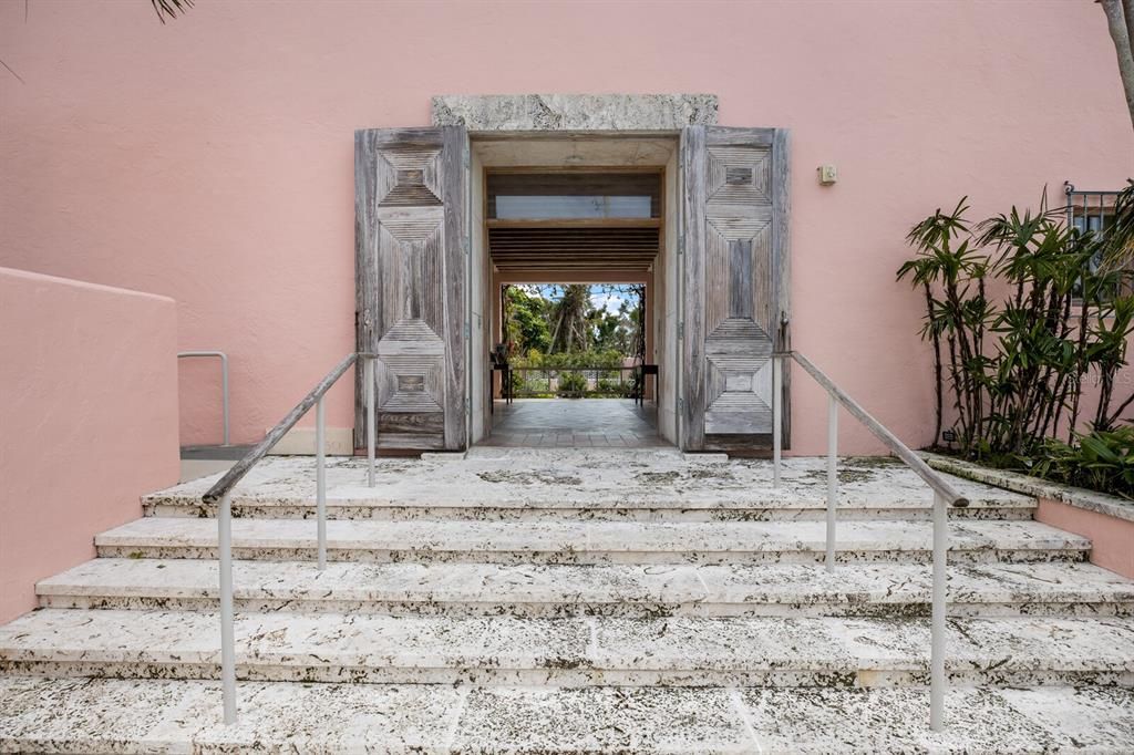 For Sale: $890,000 (2 beds, 1 baths, 674 Square Feet)