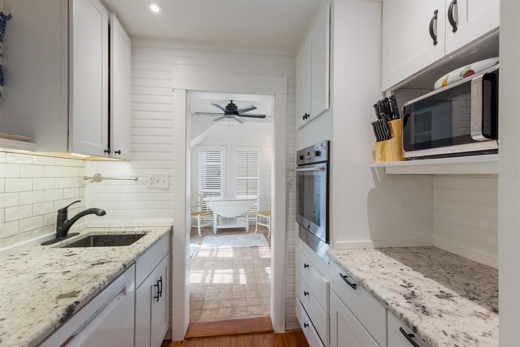 待售: $990,000 (2 贝兹, 1 浴室, 674 平方英尺)