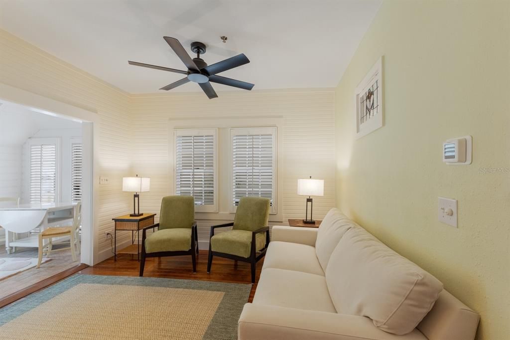 待售: $990,000 (2 贝兹, 1 浴室, 674 平方英尺)