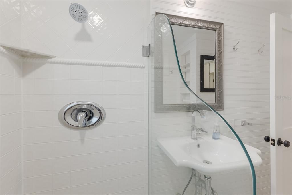 待售: $990,000 (2 贝兹, 1 浴室, 674 平方英尺)