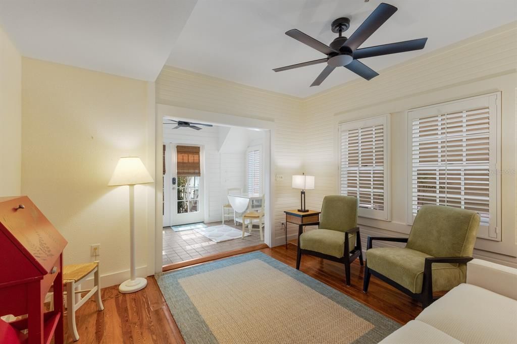 待售: $990,000 (2 贝兹, 1 浴室, 674 平方英尺)