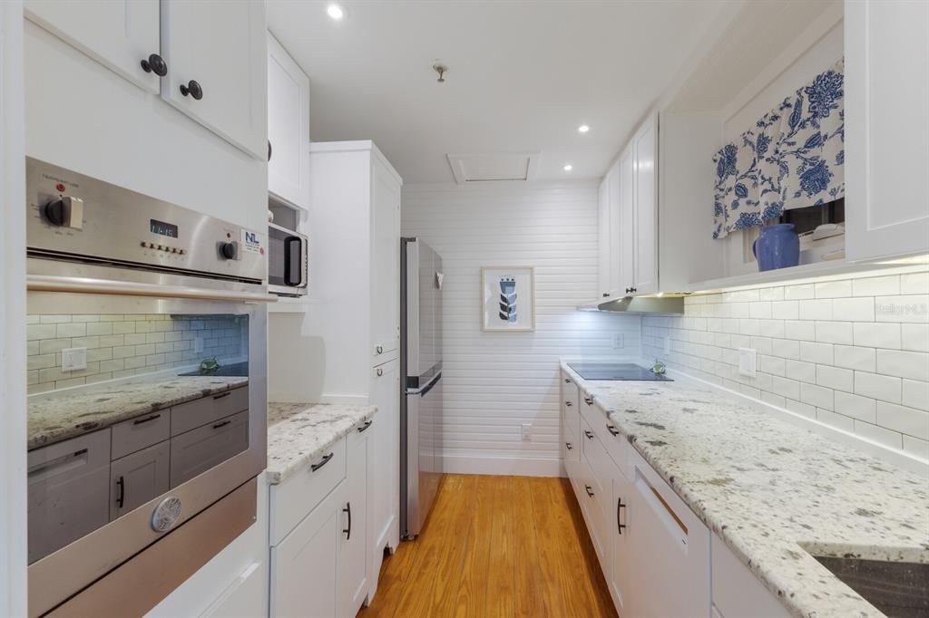 待售: $990,000 (2 贝兹, 1 浴室, 674 平方英尺)