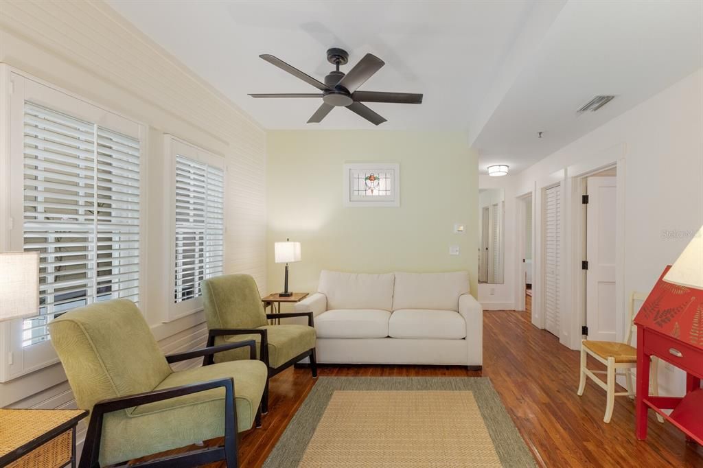 待售: $990,000 (2 贝兹, 1 浴室, 674 平方英尺)