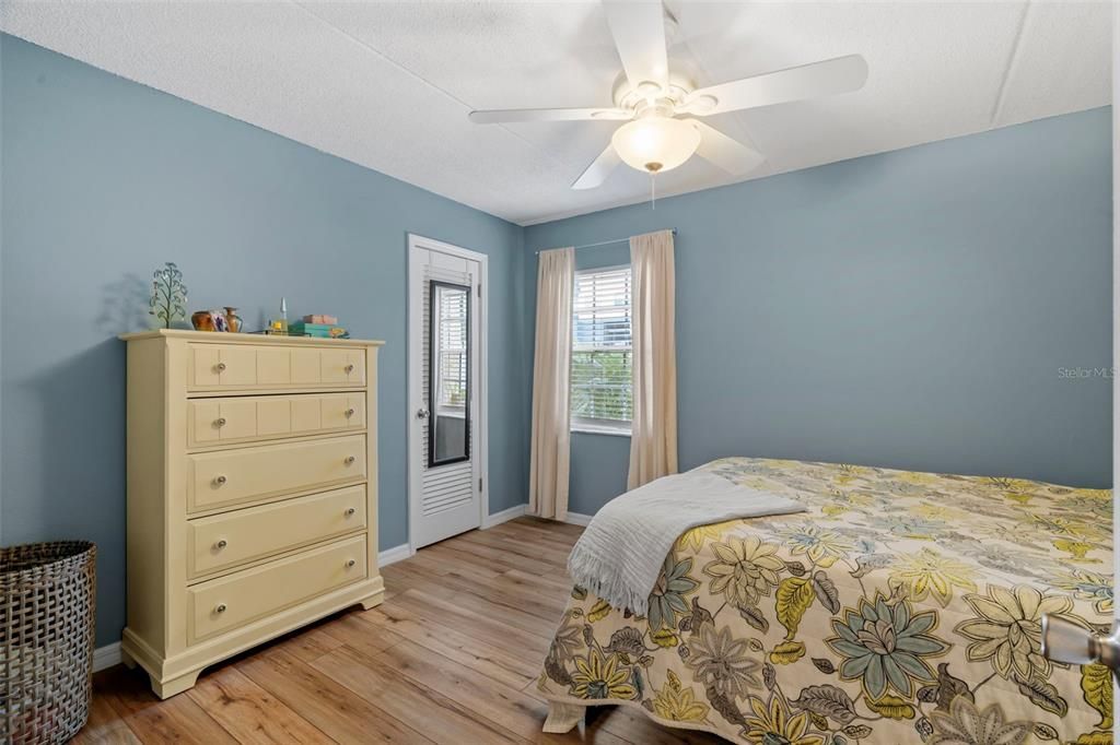 Active With Contract: $179,000 (2 beds, 1 baths, 864 Square Feet)