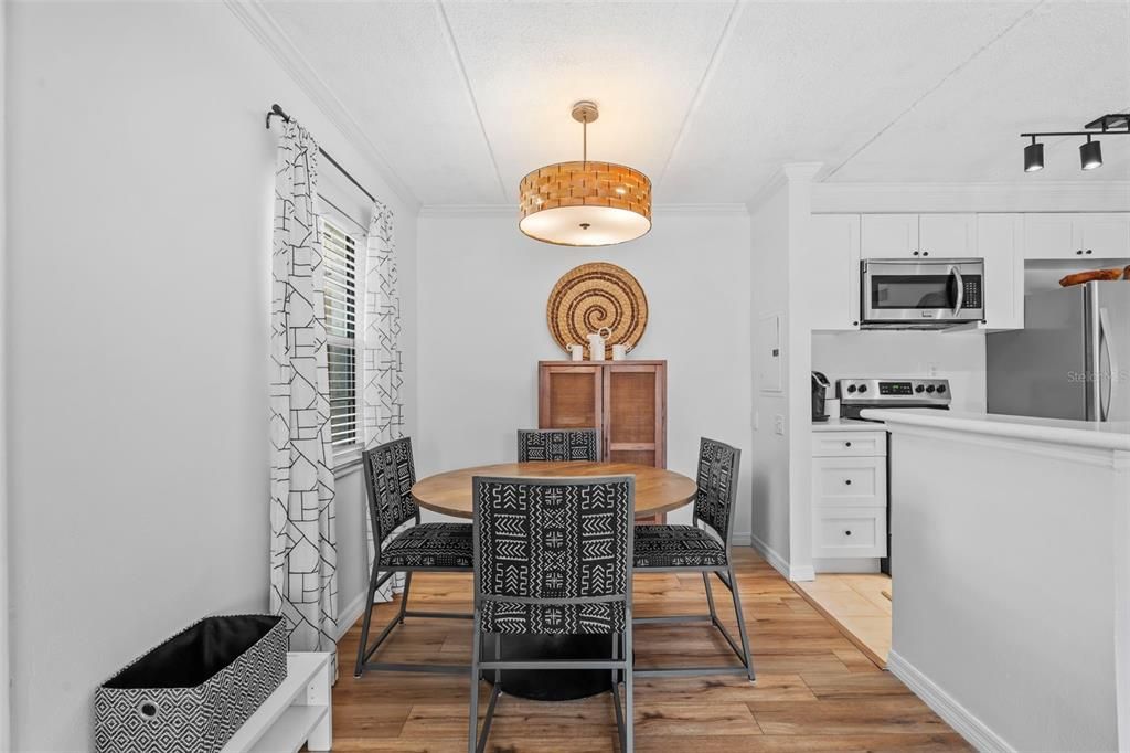 Active With Contract: $179,000 (2 beds, 1 baths, 864 Square Feet)