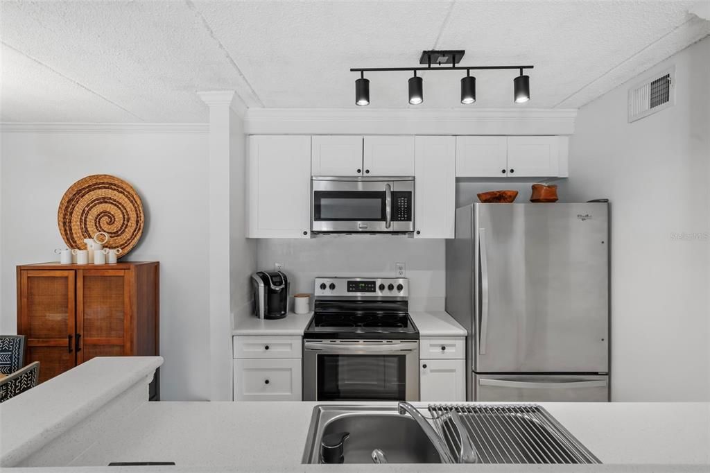 Active With Contract: $179,000 (2 beds, 1 baths, 864 Square Feet)