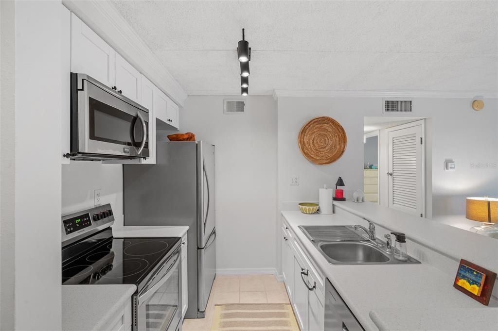 Active With Contract: $179,000 (2 beds, 1 baths, 864 Square Feet)