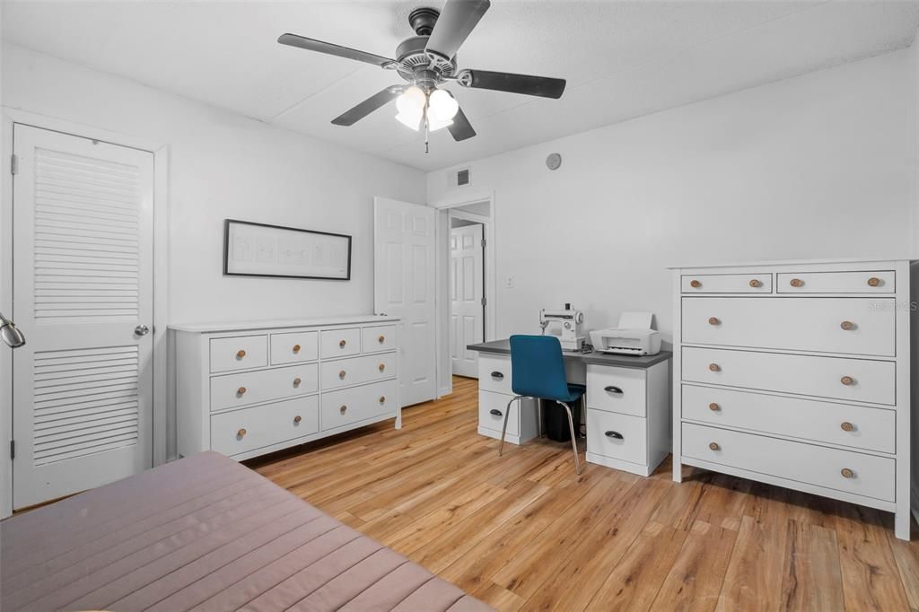 Active With Contract: $179,000 (2 beds, 1 baths, 864 Square Feet)