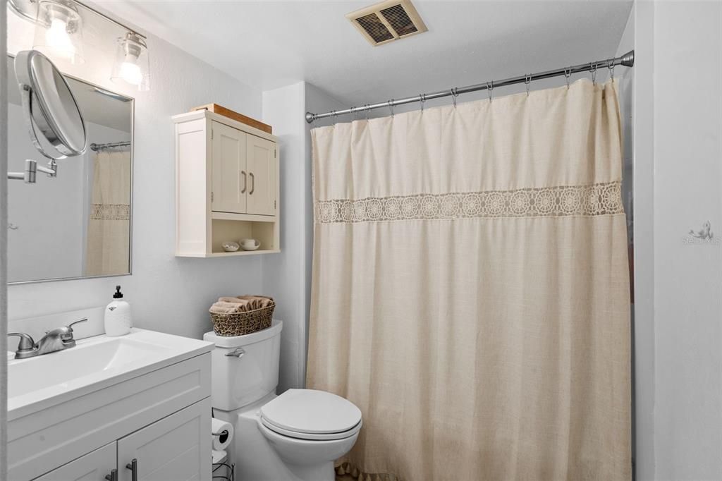 Active With Contract: $179,000 (2 beds, 1 baths, 864 Square Feet)