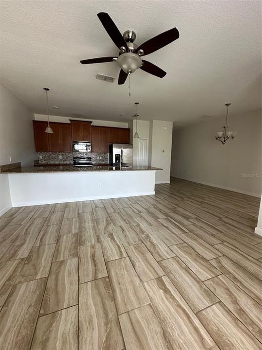 En Venta: $499,000 (4 camas, 3 baños, 1914 Pies cuadrados)