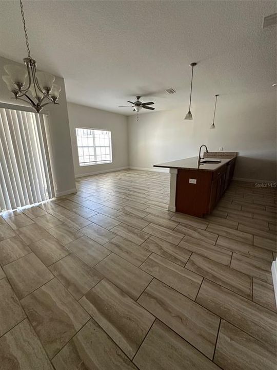 En Venta: $499,000 (4 camas, 3 baños, 1914 Pies cuadrados)