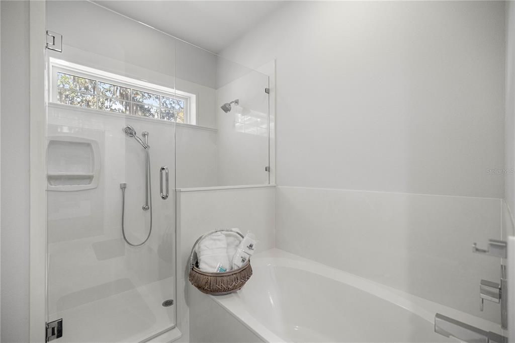 待售: $2,000,000 (4 贝兹, 3 浴室, 5825 平方英尺)