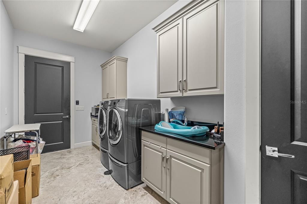 待售: $2,000,000 (4 贝兹, 3 浴室, 5825 平方英尺)