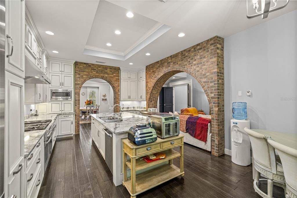 待售: $2,000,000 (4 贝兹, 3 浴室, 5825 平方英尺)