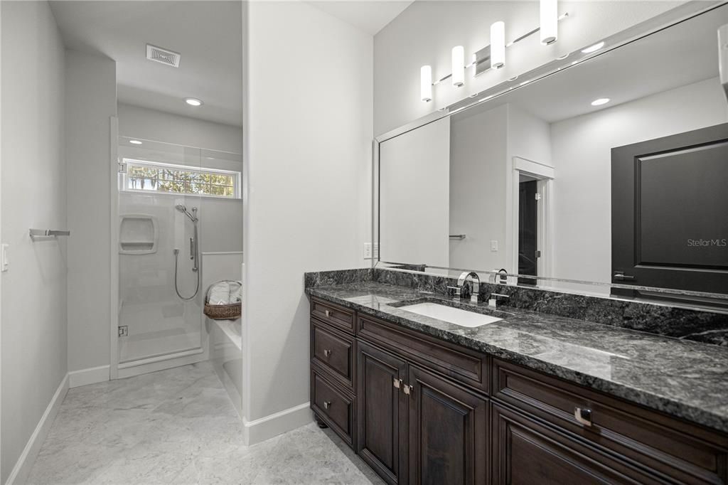 待售: $2,000,000 (4 贝兹, 3 浴室, 5825 平方英尺)