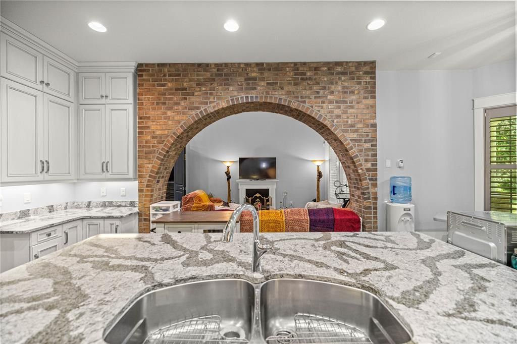 待售: $2,000,000 (4 贝兹, 3 浴室, 5825 平方英尺)